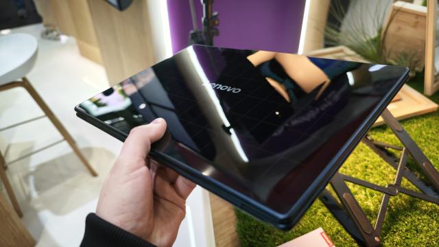 <b>Lenovo Yoga Solar PC: Laptopul cu alimentare solară prezentat la MWC 2025 (video)</b>Continuăm periplul nostru la MWC 2025 în Barcelona, unde Lenovo prezintă un concept îndrăzneț: Yoga Solar PC, un laptop care folosește energie solară pentru alimentare. Pe capacul său sunt integrate 84 de celule solare de tip Back Contact, capabile să