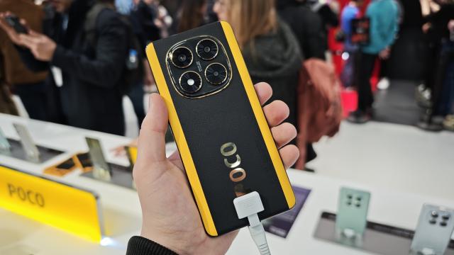 <b>MWC 2025: POCO X7 hands-on - Smartphone orientat spre gameri, cu display AMOLED generos, baterie mare, setup foto promițător</b>Deși POCO X7 a debutat de ceva timp în România oficial, terminalul a fost expus în cadrul MWC 2025. Cu această ocazie colegul Claudiu a avut parte de un prim contact cu acest model accesibil. Rămâne în esență un smartphone orientat spre gameri