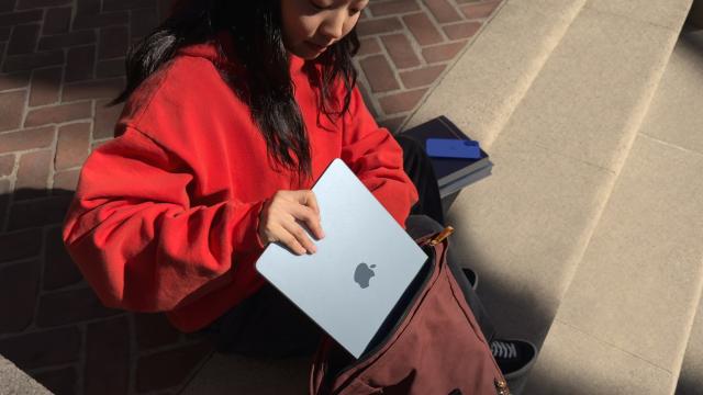 <b>Apple anunță subit un nou MacBook Air! Variante de 13 și 15 inch mai accesibile, cu procesor M4</b>După cum era de așteptat, Apple continuă seria de lansări din această săptămână cu noi device-uri interesante. În prim plan se află un nou MacBook Air, ce primește procesor M4 sub capotă. Altă noutate e nuanța Sky Blue în care e disponibil