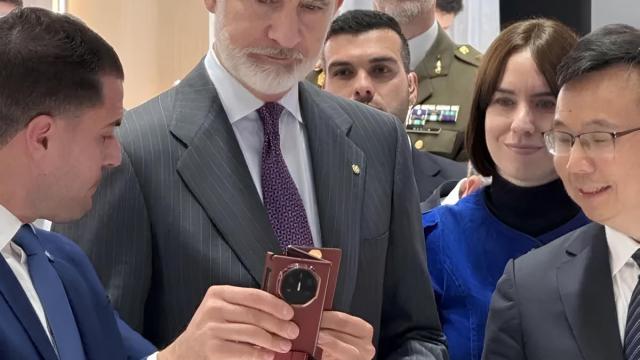 <b>Regele Spaniei la standul Huawei; Felipe VI a testat personal Mate XT Ultimate la MWC 2025</b>Moment inedit la MWC 2025 din Barcelona: regele Spaniei, Felipe VI, s-a oprit la standul Huawei și a testat personal Mate XT Extraordinary Master, primul telefon cu ecran triplu pliabil disponibil comercial. Vizibil interesat de tehnologia inovatoare, suv