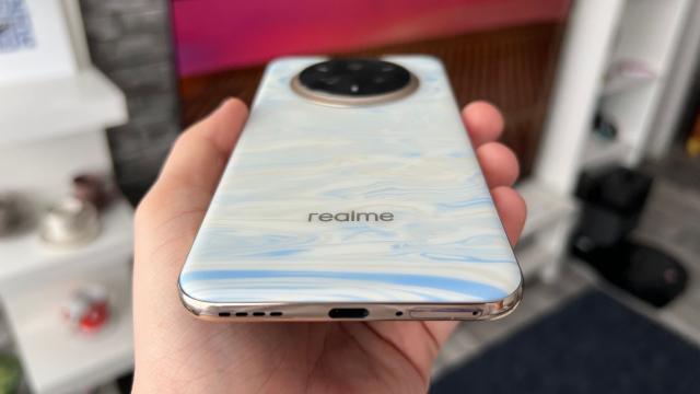 <b>realme 14 Pro+: Hardware ce ar face gelos şi un Ultra</b>realme 14 Pro+ vine cu un ecran mai mare decât la predecesor. realme 13 Pro+ avea un AMOLED de 6.7 inch, iar aici trecem la 6.83 inch. E un panou curbat în colţuri, foarte, foarte puţin pe margini, quad curved cum e acum la modă să zici