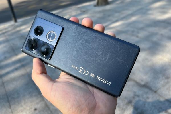 Infinix Note 40 Pro+: Design similar lui Pro, doar că acum în ediția cu spate din sticlă cu efect marmură