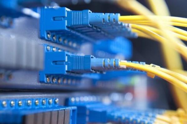 Acoperirea rețelelor de internet fix de mare viteză în România: peste 93% din localități sunt conectate la fibră optică