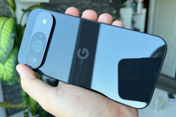Google Pixel 9: Design-ul suferă modificări majore, cu muchii plate de această dată și un modul de cameră Robocop modernizat