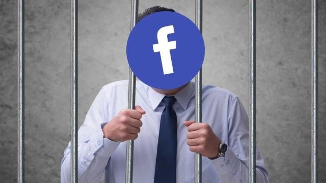 <b>Facebook te trimite la "reeducare" dacă faci prostii; Iată în ce condiţii</b>Primul lucru la care m-am gândit când am auzit ce pregăteşte Facebook este filmul "A Clockwork Orange" de Stanley Kubrick şi secvenţa când personajul principal este reeducat cu forţa, fiindu-i ochii ţinuţi deschişi cu nişte cleşti. Aflaţi că Facebook le v