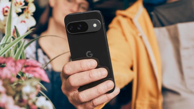 <b>Preț și disponibilitate Google Pixel 9 în România (Extra-discount + beneficii buyback)</b>Google Pixel 9 este cel mai compact telefon din seria cu aceeași nume, proaspăt anunțată de către Google. De asemenea, e și cel mai ieftin, deși împarte o bună parte din dotări cu varianta Pro din lineup. Tocmai a debutat, iar în mod surprinzător