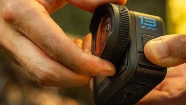 <b>GoPro Hero 13 are primele scăpări: vedem designul şi accesoriile</b>GoPro ne pregăteşte următoarea generaţie de camere de acţiune, asta deşi se cam termină sezonul de vacanţe în curând. Tot e bine, deoarece le vom putea folosi în vacanţele din 2025 sau vom fugi în zone exotice când dă frigul anul ăsta. Între timp avem o s