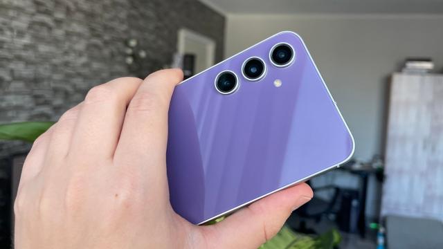 <b>Să debuteze Galaxy S24 FE mai devreme? Telefonul primește o nouă certificare, imediat după ce a fost listat pe site-ul oficial</b>Să debuteze Galaxy S24 FE mai devreme? Telefonul primește o nouă certificare, imediat după ce a fost arestat de Poliția Română. Nu e un secret că Samsung pregătește lansarea lui Galaxy S24 FE. Am aflat recent că telefonul va sosi la nivel global undeva
