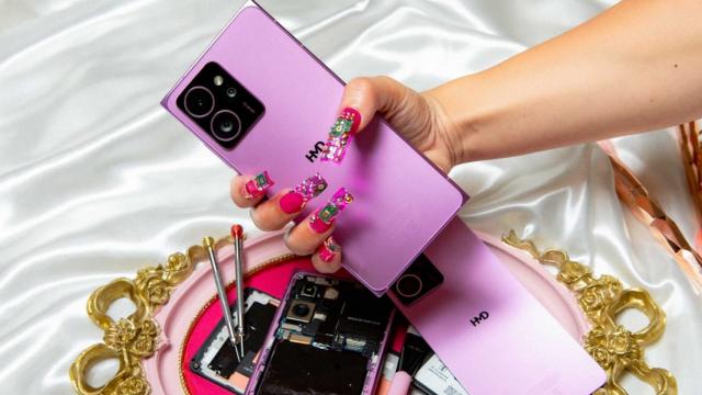 <b>HMD s-a îndrăgostit de design-ul lui Nokia N9 și mai pregătește un telefon inspirat de look-ul său</b>HMD continuă să aducă în prezent designuri de telefoane Nokia clasice, de la Lumia acum la Nokia N9. Skyline s-a inspirat de la Lumia-urile apreciate şi acum avem încă un model nou pe acelaşi calapod. Noul terminal a apărut 