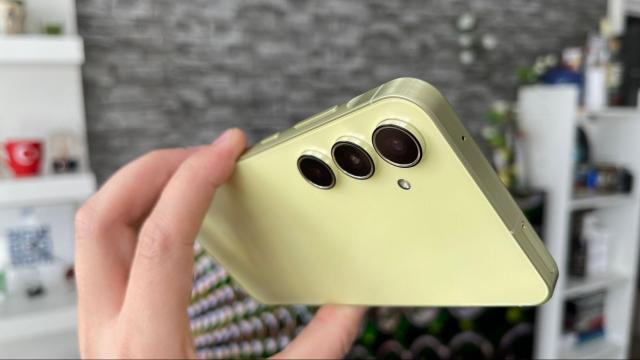 <b>Turul Magazinelor #1455: Cel mai ieftin Apple Watch, friteuza de nici 180 de lei, telefonul midrange de 700 lei</b>Continuăm marşul de neoprit spre toamnă, spre şcoală, dar şi spre zile puţin mai răcoroase. Nu mai vânăm aşa abitir aparate de aer condiţionat, nici vacanţe parcă, dar ne uităm după tablete şi ceasuri smart pentru cel mic. Turul Magazinelor ajunge la..