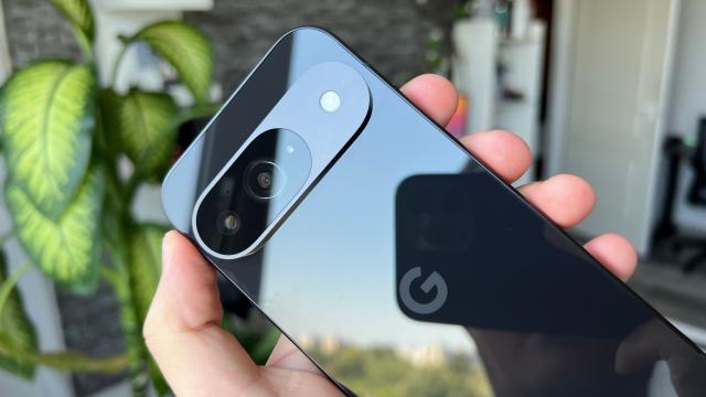 <b>Google Pixel 9: Wi-Fi 7, 5G, NFC și transfer rapid de date chiar și prin fir, via USB-C 3.2</b>Google Pixel 9 are tot ce-i trebuie în materie de conectivitate și bifăm rând pe rând Wi-Fi 7 tri-band, Bluetooth 5.3 (A2DP, LE, aptX HD), NFC, port USB-C 3.2 la bază pentru transfer rapid de date pe fir, plus 5G. Avem și GPS