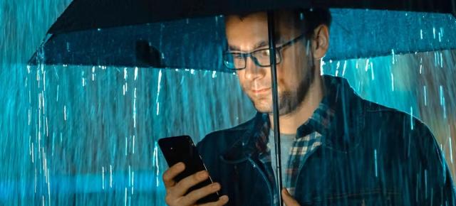 E pericol când foloseşti telefonul pe furtună cu fulgere? Încă un mit demontat!