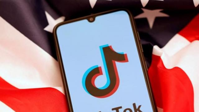 <b>TikTok interzis în SUA? Senatorii americani propun o lege pentru a scăpa de aplicaţia din China</b>Popularitatea în creştere a lui TikTok şi cantitatea mare de date pe care le colectează nu puteau scăpa fără a duce la sancţiuni din partea SUA. Acum 3 ani Donald Trump le-a pus gând rău, iar acum senatorii SUA au creat o propunere de lege 