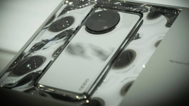 <b>OPPO prezintă telefoanele şi ceasurile fabricate "dintr-o bucată de sticlă", cu look Liquidmetal</b>Această săptămână a stat sub semnul lui INNO Day, o serie de conferinţe în cadrul cărora OPPO a prezentat cele mai noi produse ale sale, dar şi prototipuri şi inovaţii. Am văzut şi concepte, precum OPPO Integrated Glass, care propune telefoane şi ceasuri