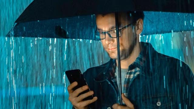 <b>E pericol când foloseşti telefonul pe furtună cu fulgere? Încă un mit demontat!</b>Zilele trecute scriam despre mitul aplicării de pastă de dinţi pe un ecran zgâriat de smartphone pentru a scăpa de zgârieturi. Mitul a fost distrus prin intermediul unui material realizat de Xiaomi. Azi tot Xiaomi demitizează utilizarea telefoanelor