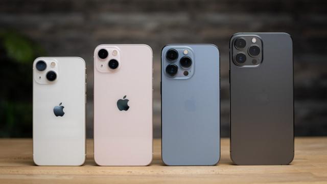 <b>Care sunt cele mai căutate iPhone-uri din 2022 în România şi de ce? Top popularitate modele iPhone pe site-ul eMAG</b>Tot citind ştiri despre Apple, care caută soluţii pentru a produce cipuri în SUA, a îşi produce propriile modemuri 5G şi a nu mai depinde de China, am devenit curios cu privire la ce modele de iPhone stau cel mai bine global şi ce modele sunt hit la noi