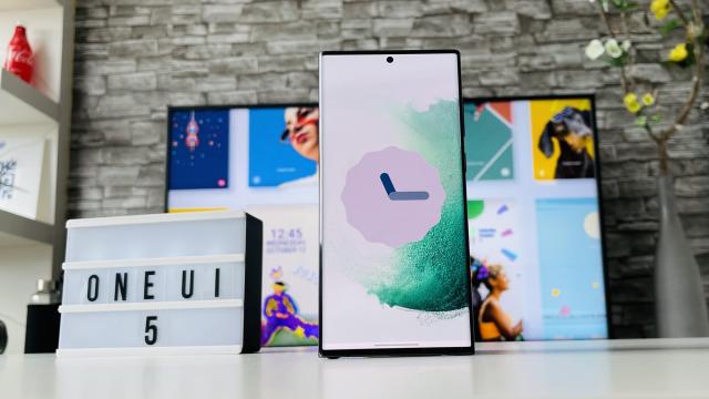 <b>10 funcţii de top din One UI 5.0 pe care trebuie să le afli (Hands on pe Galaxy S22 Ultra)</b>De când s-a lansat One UI cu doar câţiva ani în urmă, Samsung s-a reinventat. Ca o reptilă care îşi schimbă pielea, a lăsat în urmă tot ce e era în neregulă cu TouchWiz şi Samsung Experience şi a trecut la o abordare complet nouă