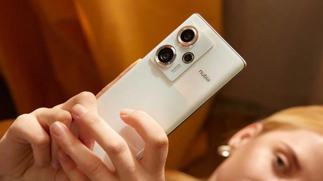 <b>Nubia Z50 a debutat oficial! Camera-phone-ul vine cu un senzor foto Sony custom, construcție de top și procesor Snapdragon 8 Gen 2</b>Azi sosește și primul smartphone din portofoliul ZTE cu procesor Snapdragon 8 Gen2 sub capotă. E vorba despre Nubia Z50, un camera-phone tare atractiv care aduce o construcție de top, un display generos, dar și un senzor foto custom de la Sony 