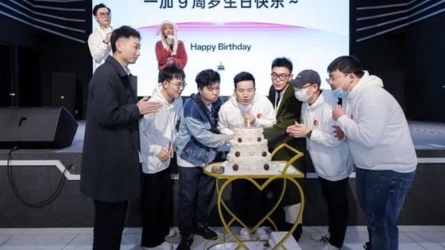 <b>OPPO va injecta 1.3 miliarde de euro în OnePlus în următorii 3 ani; OnePlus vinde telefoane cu zero profit</b>De 2 ani OPPO şi OnePlus au început dacă nu o fuziune, atunci cu siguranţă o "integrare" a business-urilor lor. Se vede asta şi dacă te uiţi la OxygenOS, care aduce cu ColorOS pe alocuri. Cele două companii împart şi tehnologia 