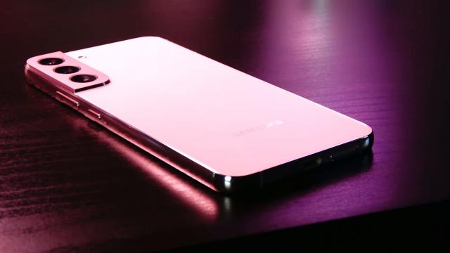 <b>Samsung Galaxy S22 FE ar avea un CPU Exynos 2300 sub capotă; Telefonul ar sosi drept înlocuitor pentru Galaxy A74 5G</b>În luna ianuarie 2022 sosea un smartphone așteptat de către fanii Samsung și anume Galaxy S21 FE, deși părea că el nu ar mai sosi, lansarea fiind amânată pentru câteva luni. Ne aflăm la aproape un an de la debutul său și iată că apar noi zvonuri