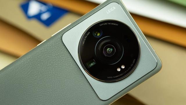 <b>Xiaomi 13 Ultra va trece la o cameră periscop "impresionantă" conform unui zvonac</b>Xiaomi a oferit deja zoom digital 120X pe Mi 11 Ultra şi 12S Ultra, dar la capitolul zoom optic s-a mulţumit doar cu 5X. Acum aflăm că Xiaomi 13 Ultra va aduce un upgrade la acest capitol. Seria Xiaomi 13 a fost deja anunţată cu câteva săptămâni în urmă