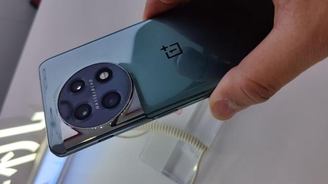 <b>OnePlus 11 este starul unui clip video hands-on, publicat cu o zi înaintea debutului oficial din China</b>Mâine pe data de 4 ianuarie 2023 avem notat în calendar și debutul lui OnePlus 11, noul flagship al celor de la OP care va avea debutul în China. Pentru piața globală lansarea vine o lună mai târziu, pe 7 februarie dacă e să fim preciși