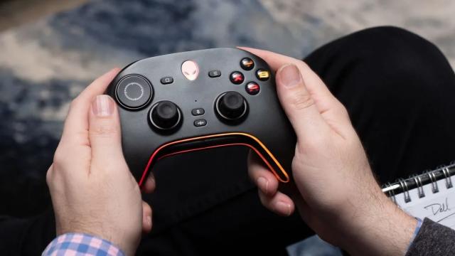 <b>CES 2023: DELL prezintă controller-ul Alienware Concept Nyx, cu iluminare RGB, butoane trigger adaptive și senzor pentru amprente</b>Se pare că DELL continuă să lucreze la conceptul prezentat anul trecut, numit Nyx. În acest an va fi prezentat în cadrul târgului tehnologic CES 2023 controller-ul Alienware Nyx, o piesă importantă în cazul „serverului de gaming”. Este vorba despre
