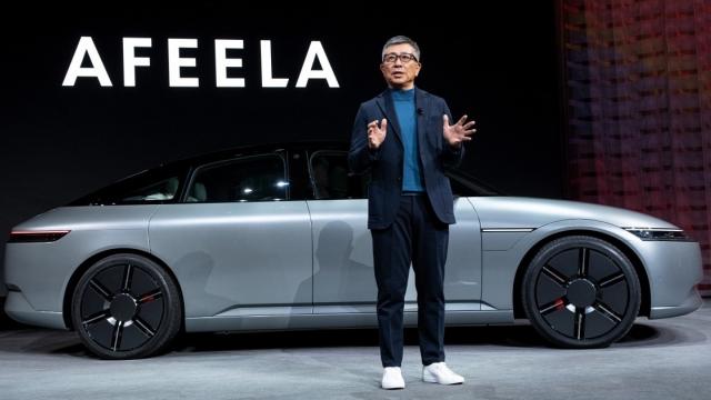 <b>CES 2023: Sony și Honda dezvăluie brand-ul de mașini electrice Afeela; Un prim concept este dezvăluit, iar comenzile încep în 2025</b>Sony și Honda colaborează, iar în cadrul evenimentului tehnologic CES 2023 a fost dezvăluit brandul Afeela, axat pe producția de mașini electrice. Directorul executiv al noii companii a dezvăluit prototipul primului automobil care arată ca un sedan