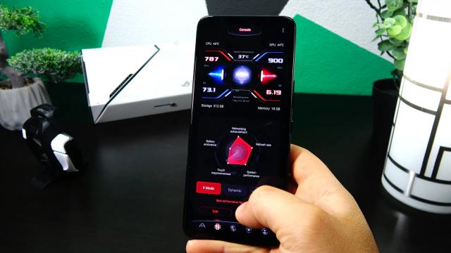 <b>ASUS ROG Phone 6 Pro: OS, UI, aplicaţii gravitând în jurul unui hub de gaming bine organizat</b>Am ajuns la software, un Android 12 cu ROG UI peste, dar la setup poţi alege şi un Zen UI mai stock dacă eşti mai confortabil cu el. Ca de obicei experienţa e una tipică Android, peste care vin iconuri cu contur specific celor văzute în softurile ASUS