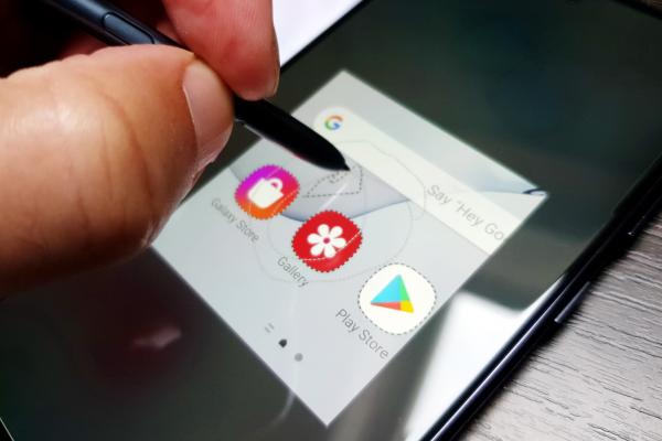 Samsung Galaxy Note 10 Lite: Display Super AMOLED pe măsură aşteptărilor, pretenţiilor de Note