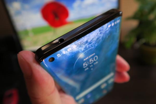 Motorola Edge+: Design de Moto Edge, dar cu sticlă pe spate, camere protuberante