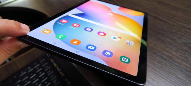 Samsung Galaxy Tab S6 Lite: Hardware bunicel, compromisuri la ecran, CPU