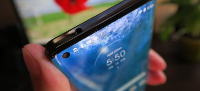 Motorola Edge+: Design de Moto Edge, dar cu sticlă pe spate, camere protuberante