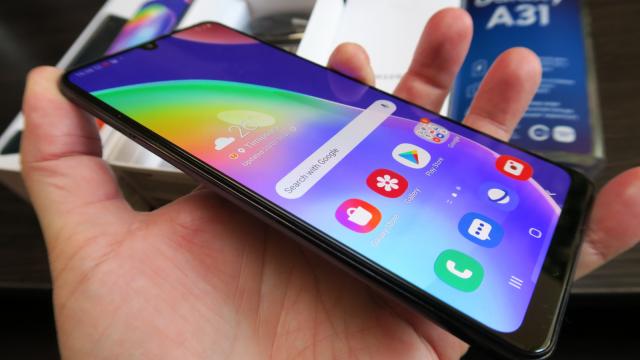<b>Samsung Galaxy A31 Review detaliat în limba română</b>După un Samsung Galaxy A41 care ne-a surprins depăşind Galaxy A51, vine Galaxy A31 să bulverseze şi mai mult percepţia noastră de ierarhie a telefoanelor Galaxy. Nu de alta, dar se simte că un Galaxy A41 Plus, prin prisma ecranului şi bateriei mai mari.