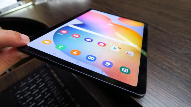 <b>Samsung Galaxy Tab S6 Lite: Hardware bunicel, compromisuri la ecran, CPU</b>Samsung Galaxy Tab S6 Lite se poate lăuda cel mai mult cu faptul că oferă stylus la pachet, dar şi o baterie generoasă, de 7040 mAh. E fix aceeaşi baterie de pe Galaxy Tab S6 apropo. Avem şi un procesor Exynos 9611, pe care îl ştiţi de la Samsung Galaxy A