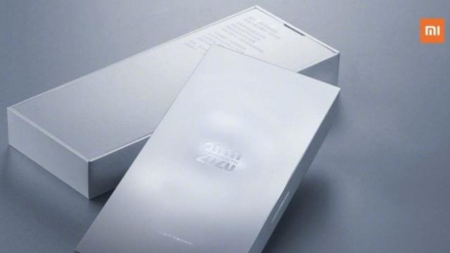 <b>Xiaomi Mi 10 Ultra va sosi într-o variantă cu spate ceramic și una cu spate transparent și are până la 16 GB RAM</b>Finalul de săptămână ne aduce și vești proaspete despre Xiaomi Mi 10 Ultra, telefon aniversar pe care îl așteptăm anunțat pe 11 august în cadrul unui eveniment din China. Dacă ieri nimeni altul decât decât Lei Jun 