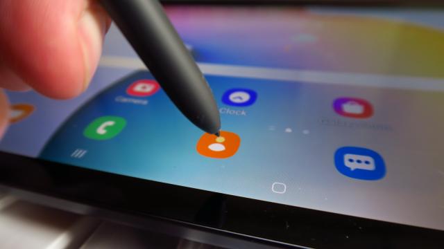 <b>Samsung Galaxy Tab S6 Lite: OS, UI, aplicaţii care îmbina productivitatea cu divertismentul</b>Samsung Galaxy Tab S6 Lite e prima tabletă cu One UI 2.1 la bord pe care o testăm. Vine aplicat peste Android 10 şi faţă de tabletele cu One UI 1.0 nu aduce foarte multe schimbări. Avem homescreen-ul cel mai din stânga pentru Samsung Daily, widget-uri..