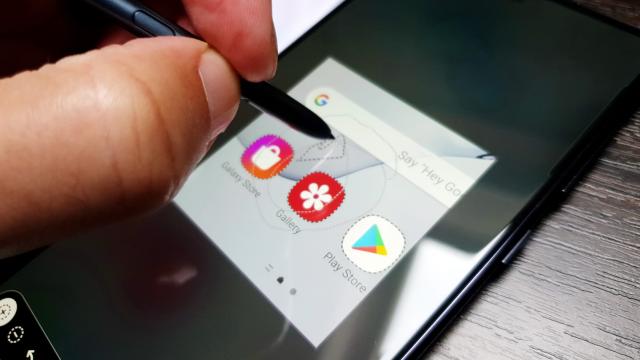 <b>Samsung Galaxy Note 10 Lite: Display Super AMOLED pe măsură aşteptărilor, pretenţiilor de Note</b>O zonă în care Samsung nu a făcut compromisuri pe Note 10 Lite este cea a ecranului. Avem parte de un display Super AMOLED aici, cu diagonală de 6.7 inch şi cu rezoluţie de 2400 x 1080 pixeli. Are suport HDR, aspect 20:9 şi raport ecran-corp de 86.6%.