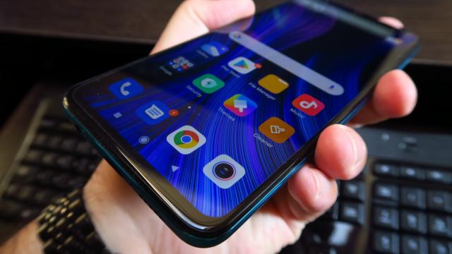 <b>Xiaomi Redmi Note 9 Pro: Design care gâdilă sensibilitatea estetică a oricărui cumpărător</b>De vreo 2 generaţii încoace seria Xiaomi Redmi Note ne oferă corpuri pe bază de sticlă/plastic/metal chiar şi pe telefoane cu preţ accesibil. În cazul lui Xiaomi Redmi Note 9 Pro vorbim despre un spate din sticlă, o zonă frontală din sticlă şi rama din..