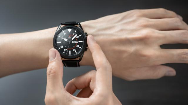 <b>Samsung Galaxy Watch 3 primeşte o actualizare importantă, care activează funcția de măsurarea oxigenului din sânge (VO2 Max)</b>Samsung Galaxy Watch 3 a debutat cu câteva zile în urmă şi iată că deja primeşte o actualizare importantă. E vorba despre primul său update software, care aduce noi funcţii legate de sănătatea utilizatorilor