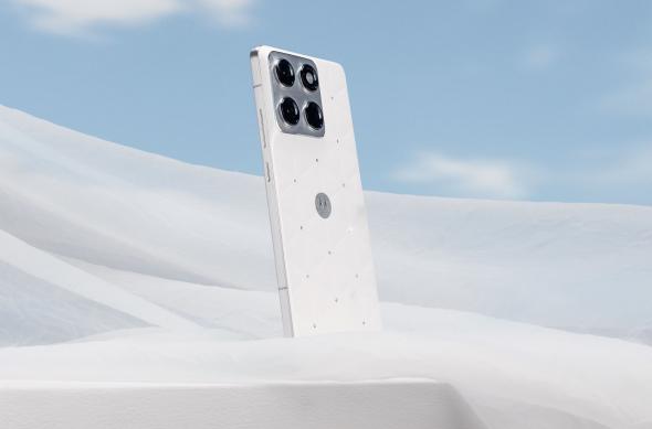 Motorola edge 70 Cloud Dancer - Fotografii oficiale: Colour Of The Year 2026 Edge 70 Horizontal Device (1).jpg