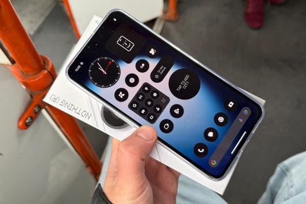 Nothing Phone (3a) Lite: Display foarte mare, mai luminos decât mă așteptam, peste modele Pro chiar