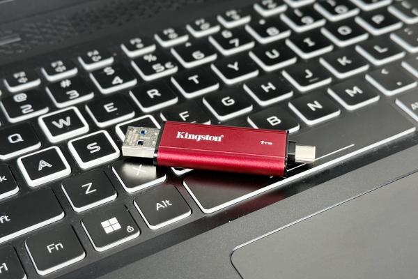 Cel mai mic SSD testat de mine! Kingston Dual Portable (1 TB) are mărimea unui stick USB și oferă viteze de transfer excelente, de până la 1050 MB/s