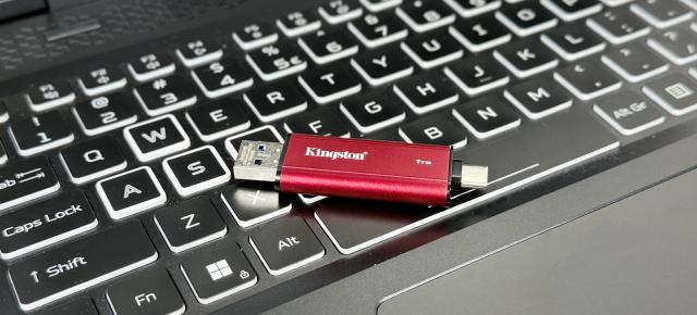 Cel mai mic SSD testat de mine! Kingston Dual Portable (1 TB) are mărimea unui stick USB și oferă viteze de transfer excelente, de până la 1050 MB/s