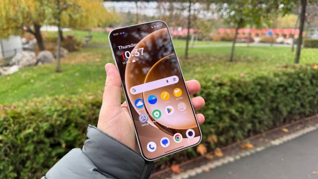 <b>OnePlus 15 primește suport 165Hz în WhatsApp, Instagram și X; Iată unde e ascunsă funcția</b>OnePlus tocmai a lansat o actualizare pentru noul flagship OnePlus 15. Pe lângă „optimizări de performanță” și „bug fix-uri”, changelog-ul dezvăluie și o modificare notabilă, deși e bine ascunsă. Update-ul 16.0.1.305 activează refresh rate-ul