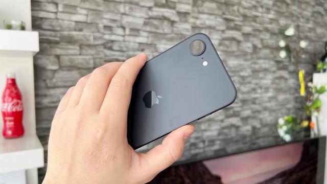<b>iPhone 17e ar putea fi mai subţire şi elegant; Aflăm detalii despre designul său</b>La câteva zile după ce am aflat că iPhone 17e va renunţa la breton în favoarea unui Dynamic Island, acum descoperim şi că va primi şi alte modificări de design. Care sunt ele aflaţi mai jos
