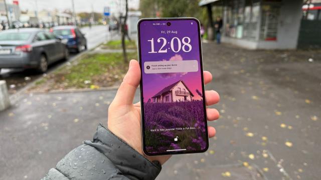 <b>Nothing Phone (3a) Lite: Conectivitate bună pentru un lite, dar viteze timide</b>Pentru un model entry, Nothing Phone (3a) Lite se prezintă bine pe partea de conectivitate cu NFC, Bluetooth 5.3, WiFi 6, 5G dual mode (NSA, SA) și suport dual-SIM. Oferă port USB Type-C 2.0 la bază cu funcționalitate OTG și mai 