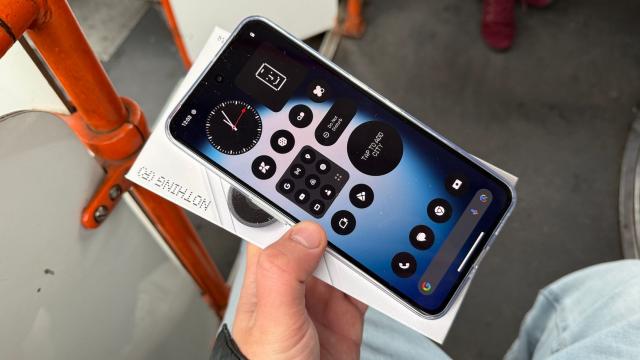 <b>Nothing Phone (3a) Lite: Display foarte mare, mai luminos decât mă așteptam, peste modele Pro chiar</b>Dacă ai un buget de sub 1500 de lei și vrei un telefon cu ecran cât mai mare, cred că acest Nothing Phone (3a) Lite este una dintre cele mai bune propuneri, dacă nu singura. Vine cu panou AMOLED de 6.77 inch, oferind rezoluție 