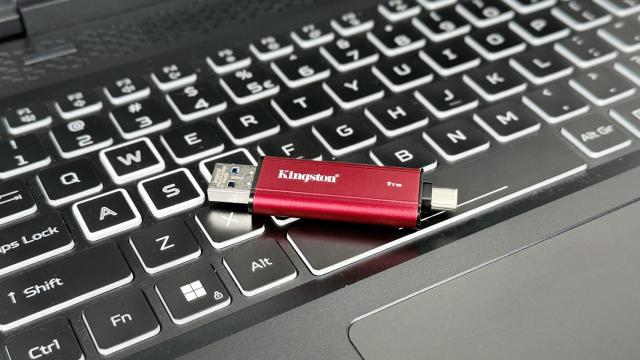 <b>Cel mai mic SSD testat de mine! Kingston Dual Portable (1 TB) are mărimea unui stick USB și oferă viteze de transfer excelente, de până la 1050 MB/s</b>Dacă urmărim evoluția SSD-urilor portabile din ultimii ani, observ o tendință a producătorilor de a oferi soluții din ce în ce mai compacte și mai rapide. Kingston pare să fi dus această idee mai departe odată cu noul Dual Portable SSD, un gadget