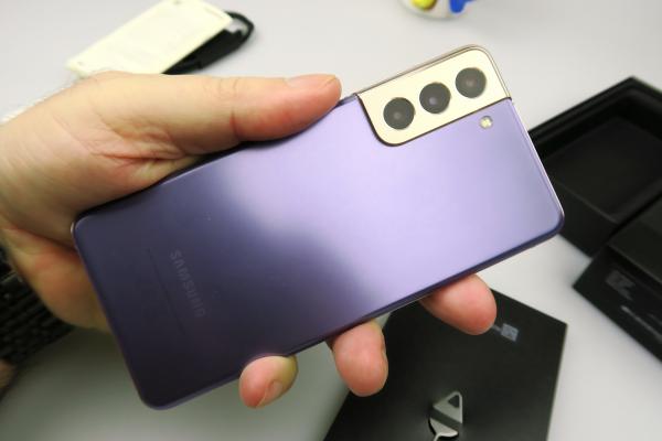 Samsung Galaxy S21 5G Unboxing + SmartTag: mic şi arătos pe Violet, uşor de manevrat (Video)